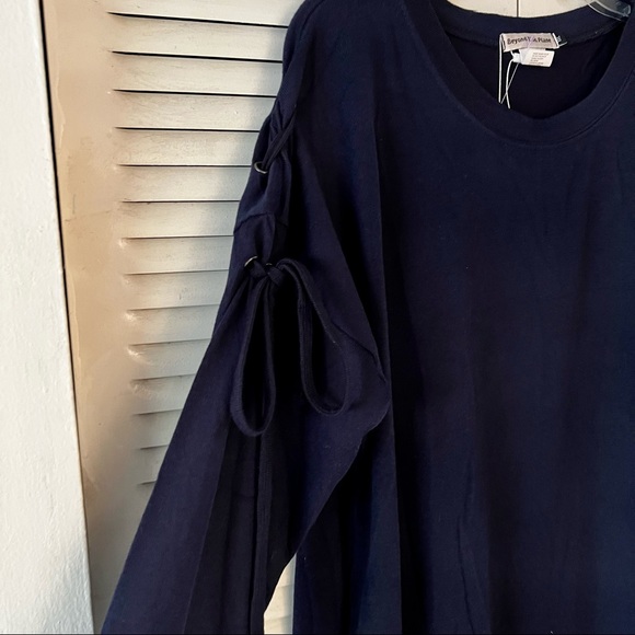 Beyond this plane tunic top - Picture 2 of 7